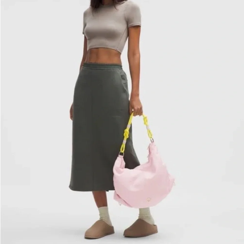 Lululemon Convertible Ruched
Crossbody Bag *Large 16L blissful pink/daisy glow - Picture 2 of 6